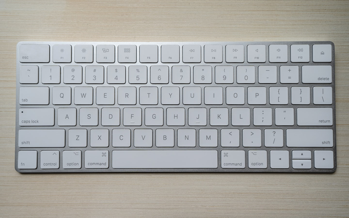 キーボードの矢印キー周りのクローズアップ